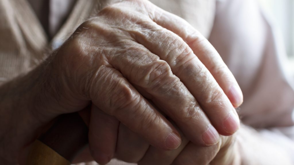 Fojtogatta és kirabolta a nyugdíjast, majd elrángatta egy üzletbe, ahol vetetett magának cipőt és ruhát