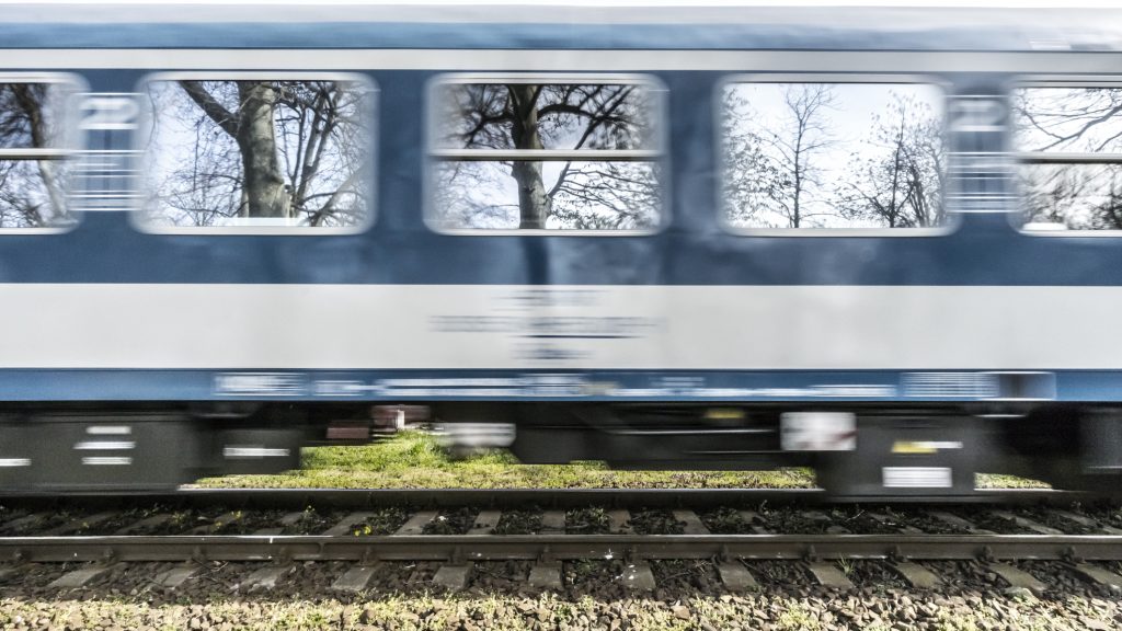 Halálra gázolt egy 79 éves férfit a vonat Ecseren, amikor szabálytanul akart átmenni a síneken