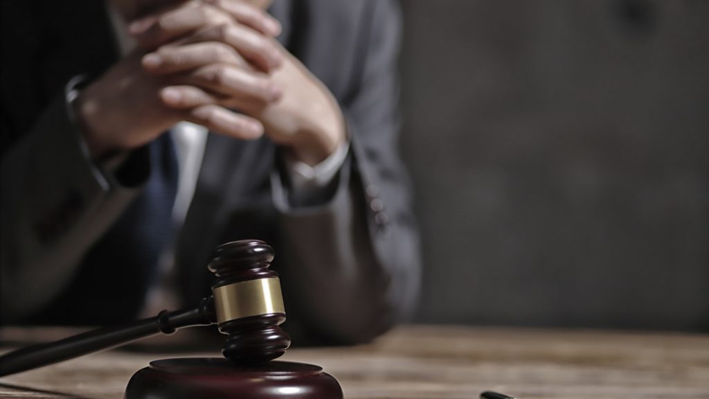 Őrjöngve tőrt-zúzott egy férfi Szegeden, majd kidobta az erkélyen a berendezési tárgyakat