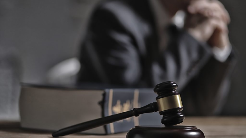 Kólát vett és pénzt adott a tízéves kisfiúnak, majd elcsalta egy fás részre, szexuális erőszakkal vádolják