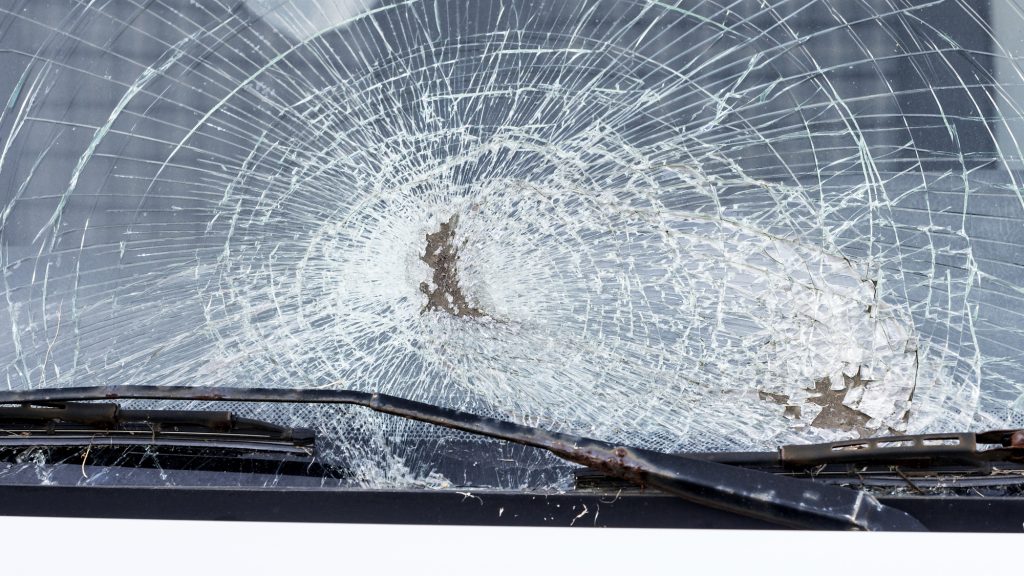Előzés közben ütközött két autó Nagykátánál, az egyik sofőr meghalt