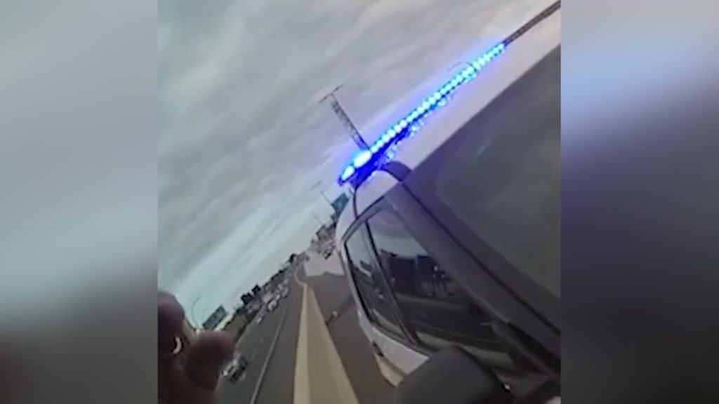 Videón ahogy a rendőr felhívja a gyorshajtó kamasz szüleit