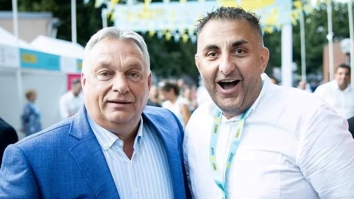 Győzike tátott szájjal pózol az Orbán Viktorral közös képén – fotó