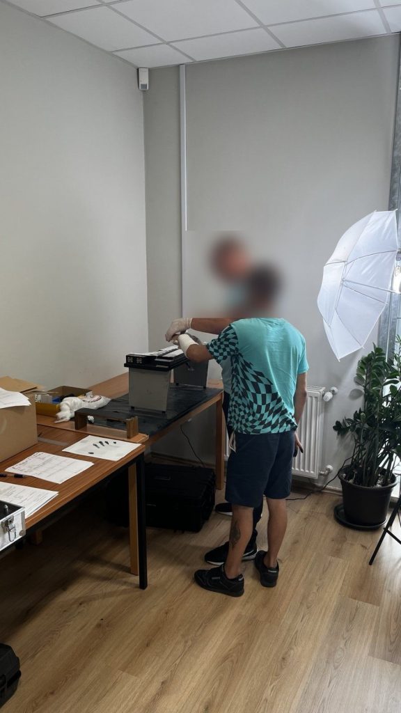 Németországban futtatott lányokat egy férfi az ikerfiaival