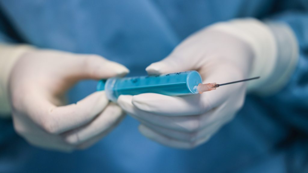 Belehalt a pénisznagyobbításba egy álorvos páciense Németországban