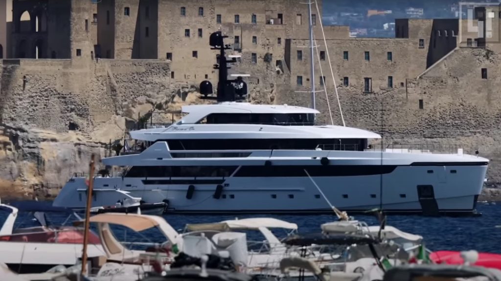 Egy jachton fotózta le a 444 Mészáros Lőrincet és Várkonyi Andreát