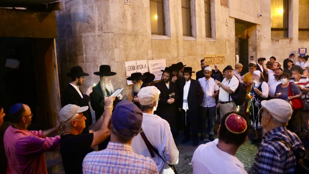 Ortodox zsidók tüntettek a Kazinczy utcában: kérik vissza a zsinagógát