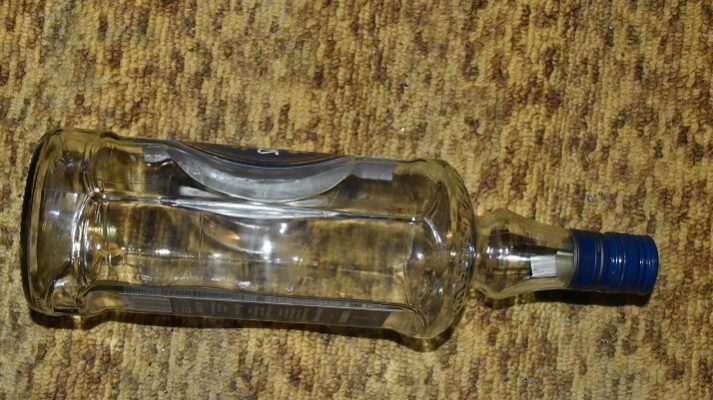 Betört a vendéglőbe, alkoholt lopott, elaludt a fűben, letartóztatták