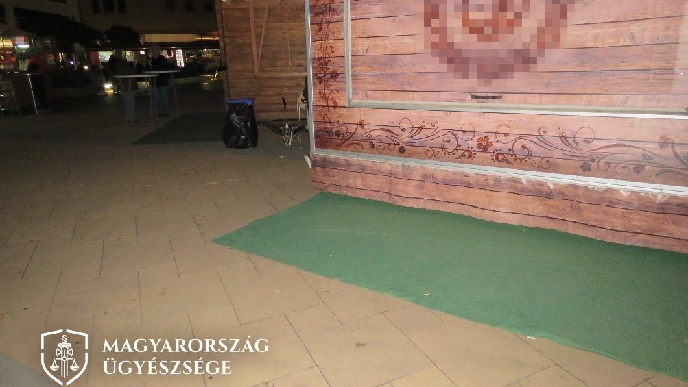 Megverték ismerősüket, majd cigarettacsikket nyomtak az arcához