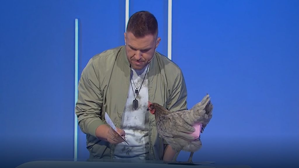 „Ha valaki most kapcsol ide, gondolhatja, hogy a TV2 vezetése szerint kellett egy kis erősítés” – Kasza Tibi egy tyúkkal vezette a Szerencsekereket