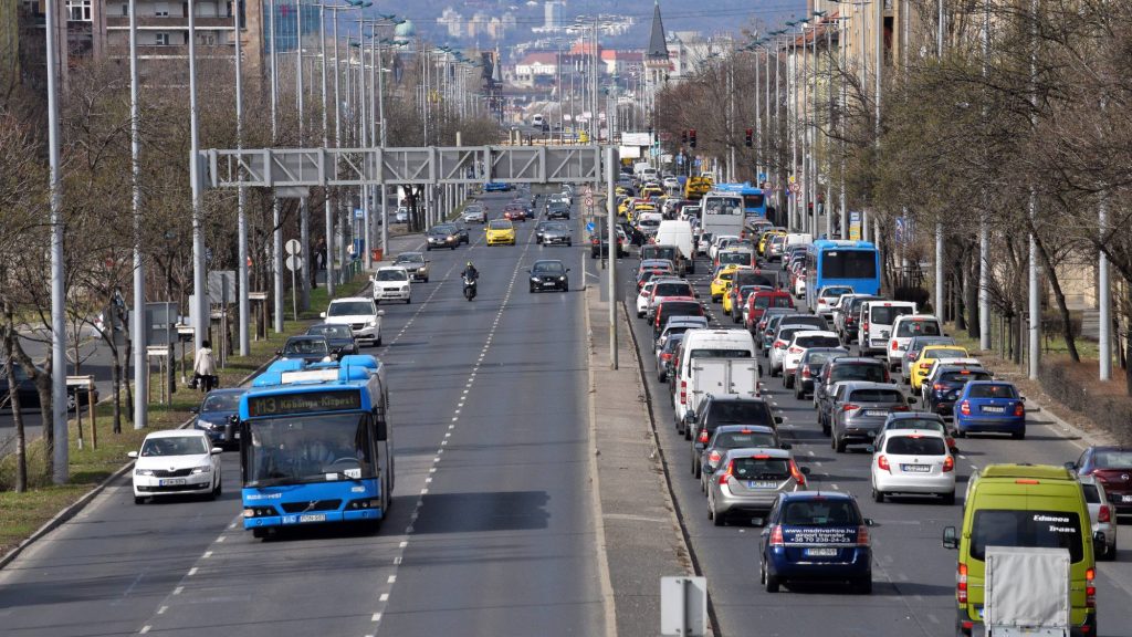 Elkapták az Üllői úton a férfit, aki késsel rabolt ki egy utast a Pöttyös utcai metrómegállóban