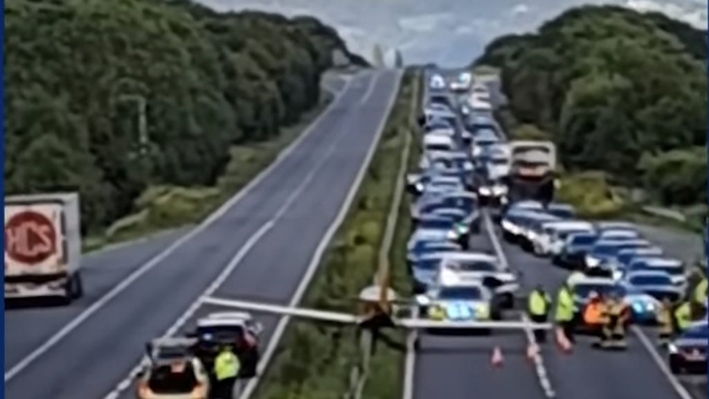 Csúcsidőben, a forgalmas út közepén szállt le egy repülőgép