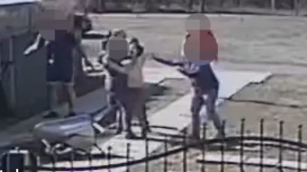 Videón a debreceni tömegverekedés, amit egy szabadnapos rendőr kezdett tavaly márciusban