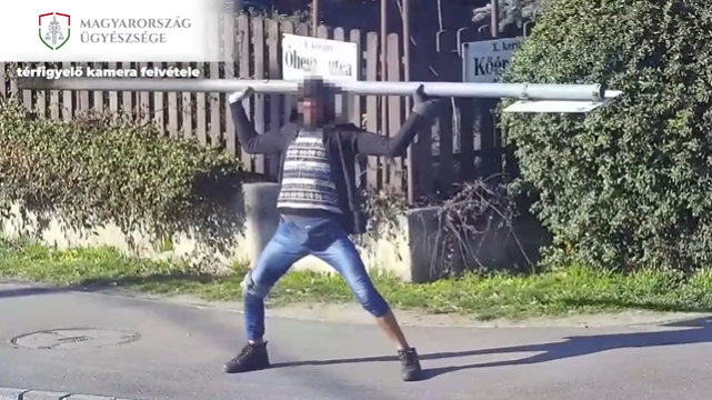 Kitépett közlekedési táblával támadt autókra a körforgalomban, majd súlyzózni kezdett – Videó