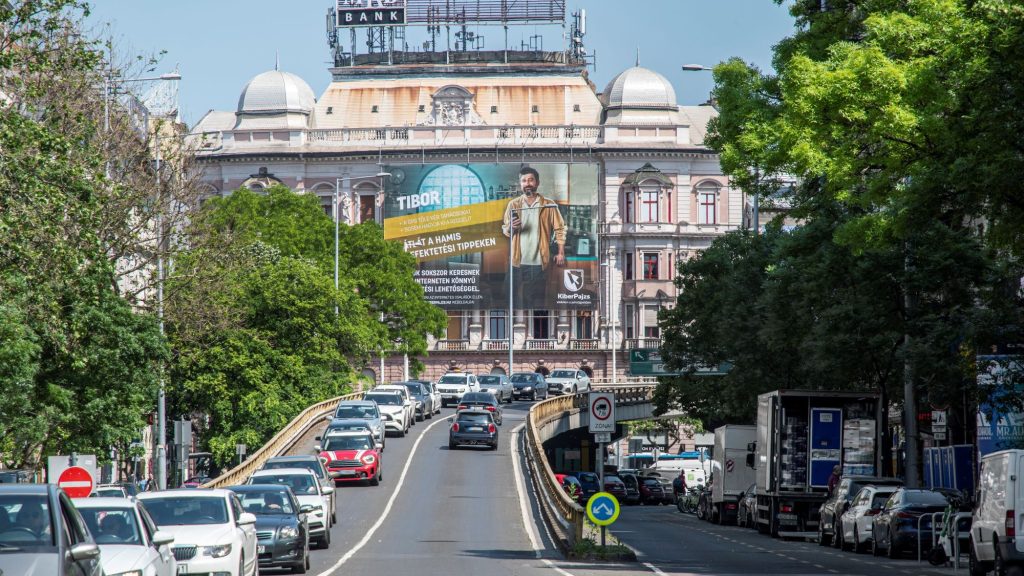 Másfél milliót zsákmányolt a nő, aki feltörte exe autóját a Váci úton