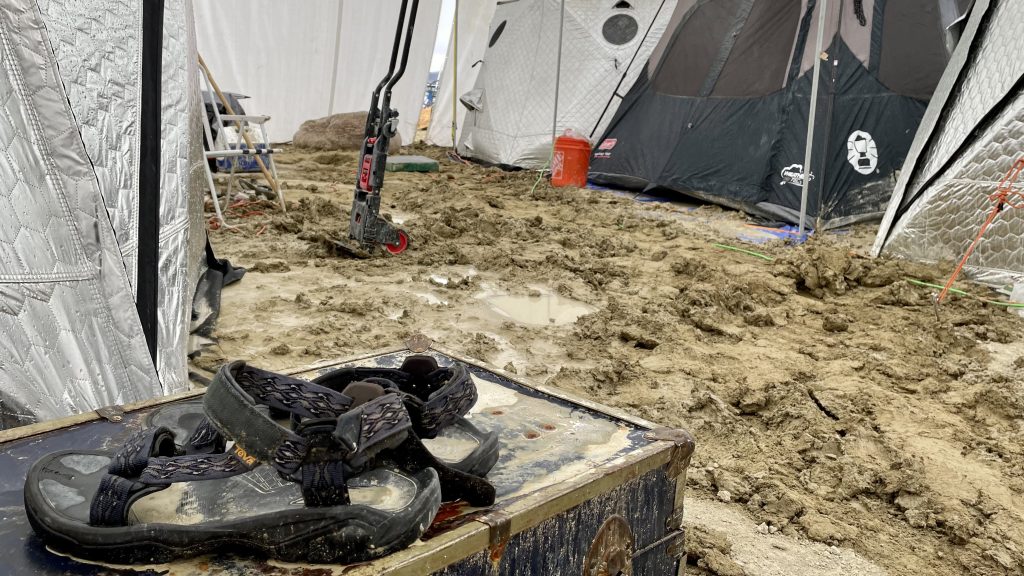 Megmenekültek a fesztiválozók, akik a sártengerré változó Burning Manen rekedtek