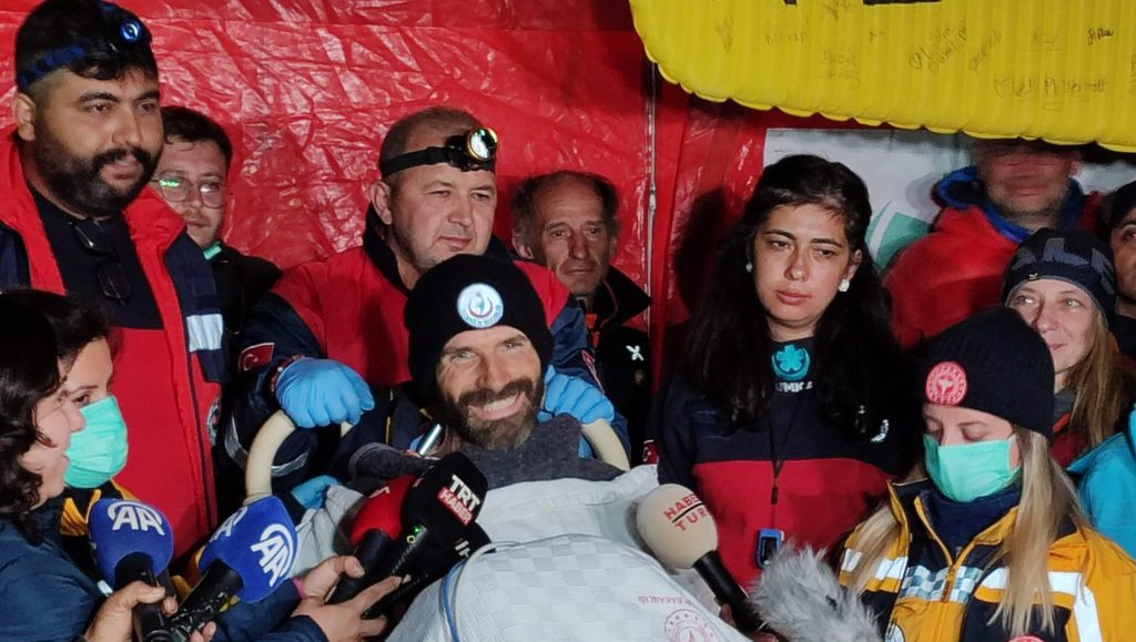 Megszólalt a magyar orvos, aki elsőként ért le az ezer méter mélységben rekedt barlangászhoz