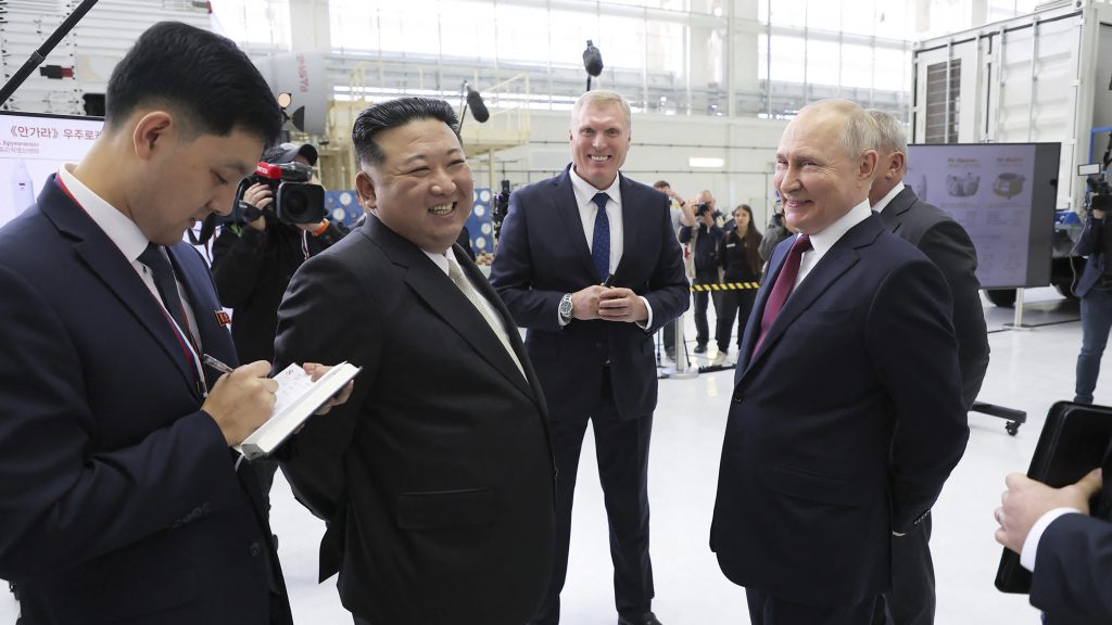 Megnézte az orosz atomfegyvereket Kim Dzsong Un