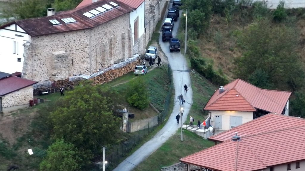 Négy ember halt meg a kolostori incidensben Koszovóban