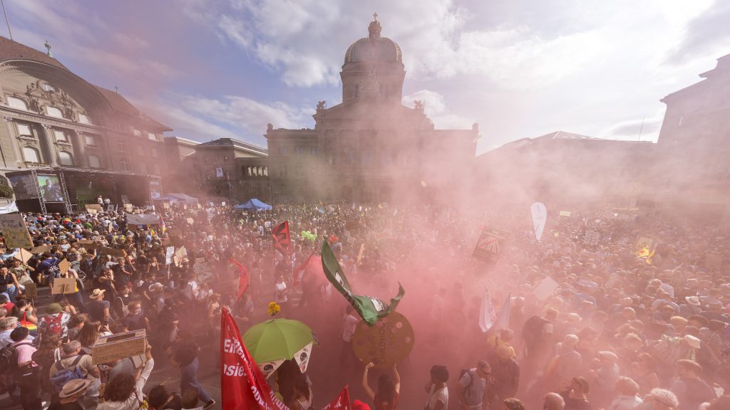 Tens of thousands protest in Bern as the Swiss government obstructs climate protection