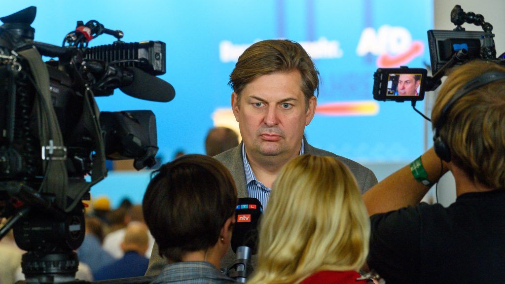 A német szélsőjobb EP-listavezetője szerint pártja „nem dobná ki a Fideszt az ágyából”