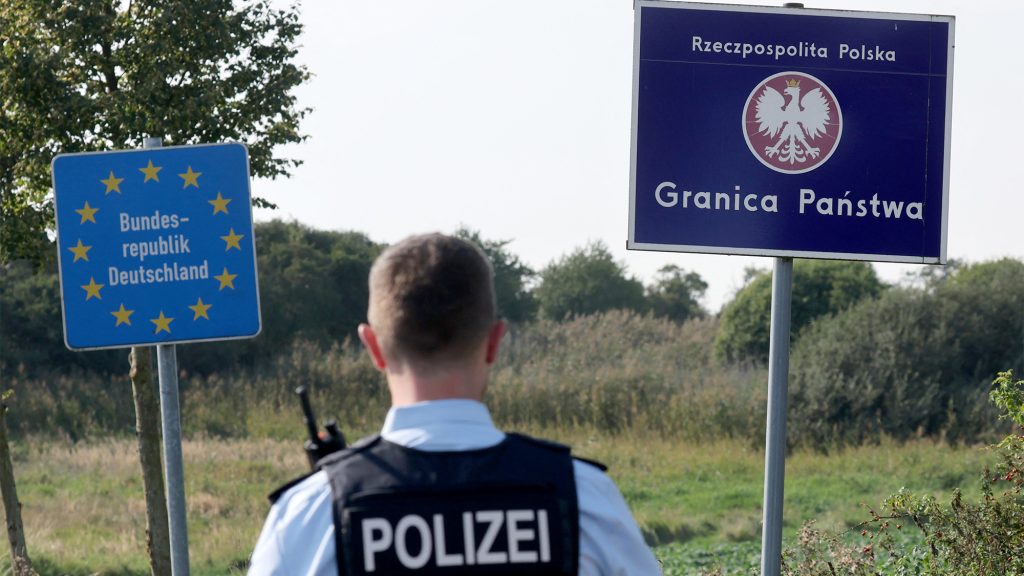 A migránsellenes kormány vízumpolitikája miatti botrány eldöntheti a lengyel választást