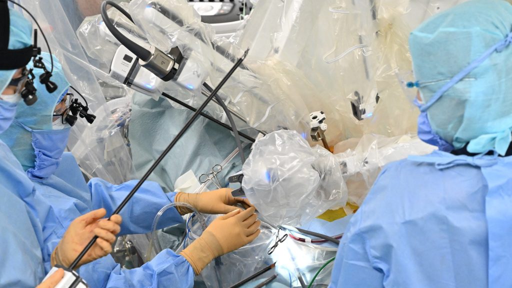 Az orvosok feladták, egy robot mentette meg a daganatos férfi életét