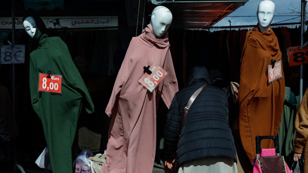 „Afganisztán és Irán után Franciaország is előírja, hogy mit viselhetnek a nők, és mit nem”