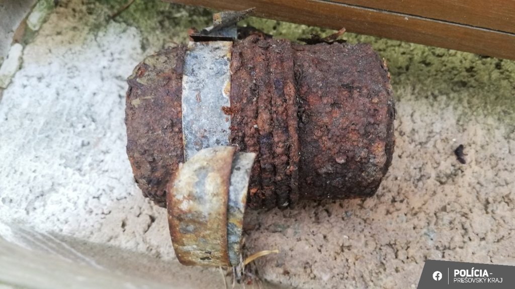 Kézigránátot talált az erdőben, letette egy családi ház mellé