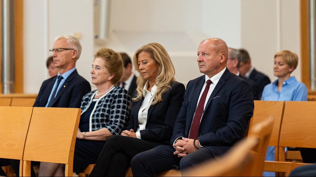 Parlamenti áhítat miatt nem jelentek meg a fideszes képviselők a Népjóléti Bizottság ülésén