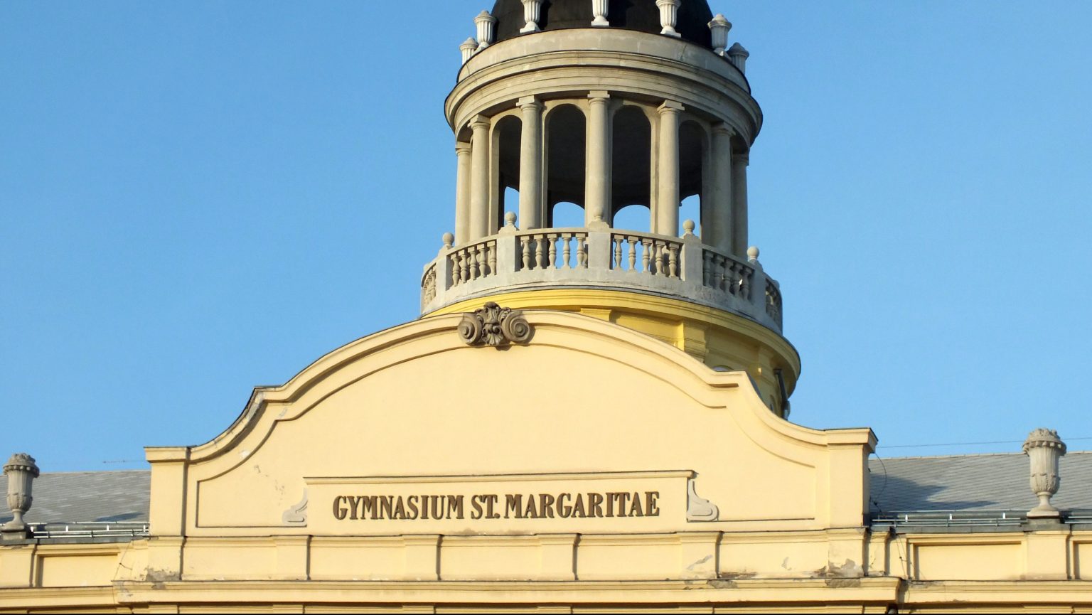 luxusaut-k-llnak-a-szent-margit-gimn-zium-udvar-n-24-hu
