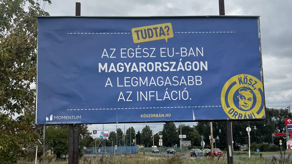 Kösz, Orbán! – plakátkampányt indított a Momentum