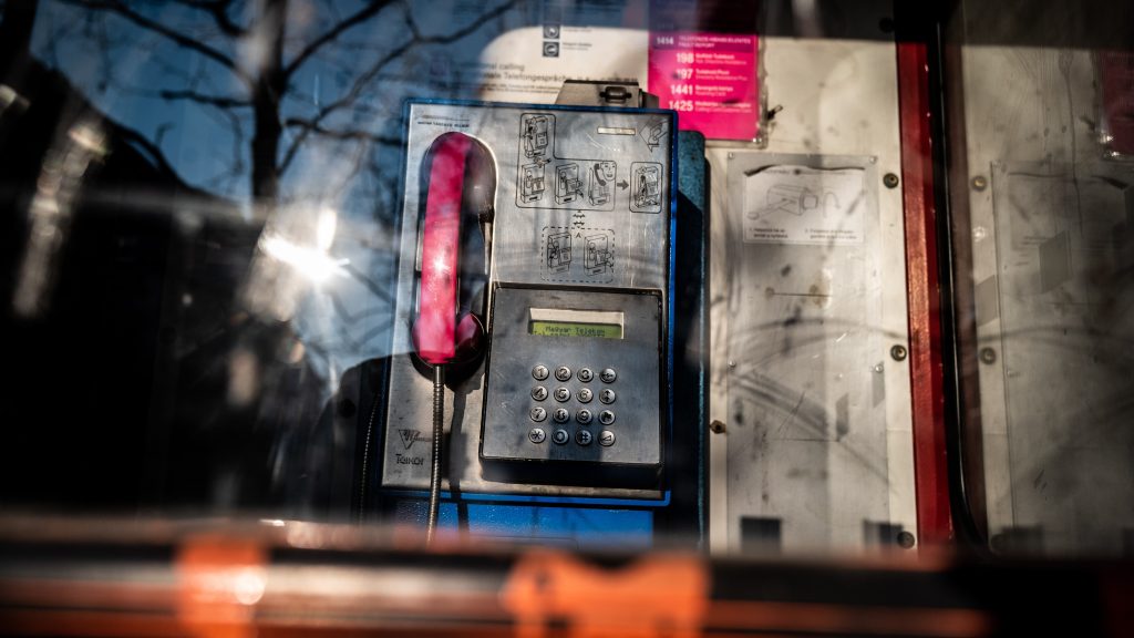 Októbertől a Telekom lesz a felelős a koszos telefonfülkékért az egyik budapesti kerületben