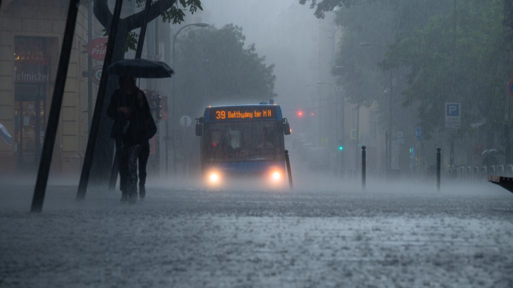 Felhőszakadások veszélye miatt adott ki riasztást a meteorológiai szolgálat