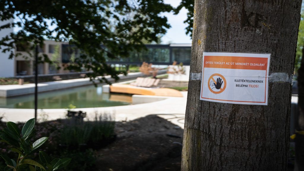 Medencés luxuslakópark és mélygarázs épül a régi kemping helyére Balatonszemesen, ahol 500 fát is kivágtak