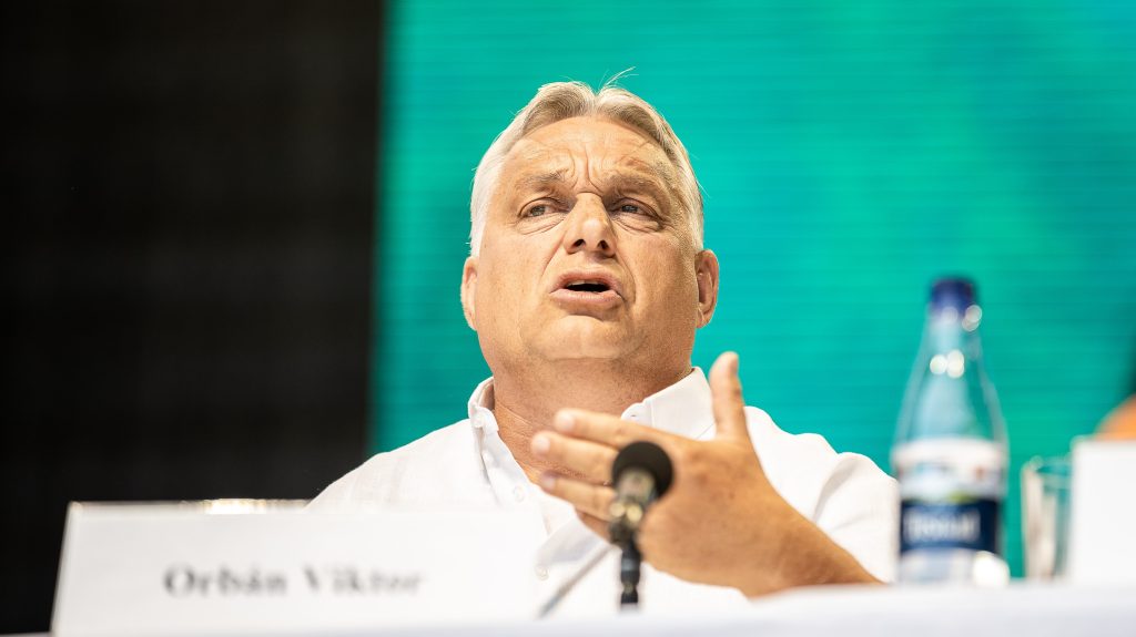 Orbán Ákost énekel, Németh Szilárd Majkát – fideszes politikusok reklámozzák a TV2 műsorát