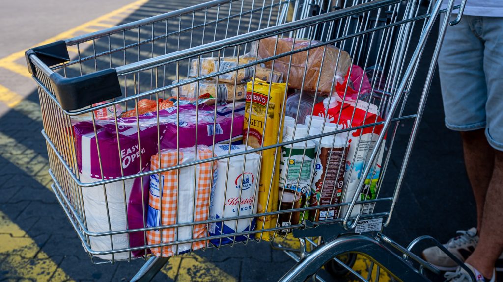 Zsugorinflációval vádolja „az árspekuláns multikat” a kormány