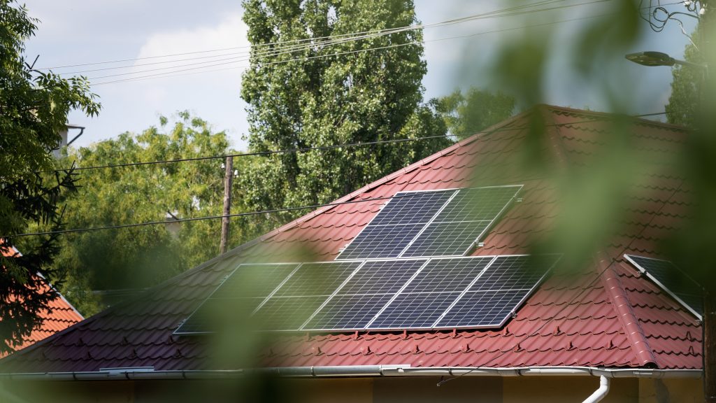 Iparági egyeztetés volt a kormánnyal a napelemet működtető háztartásokról