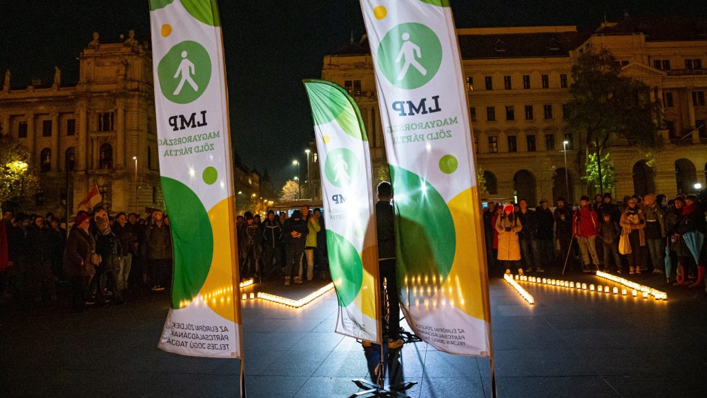 „Ha a köztévében alvást kordonbontásra cseréljük, nem lesz más az eredmény” – bevédte az LMP Ungárt a Momentumtól