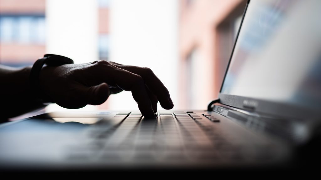 Gyermekpornográfia gyanújával vették őrizetbe egy állami szerv korábbi vezetőjét