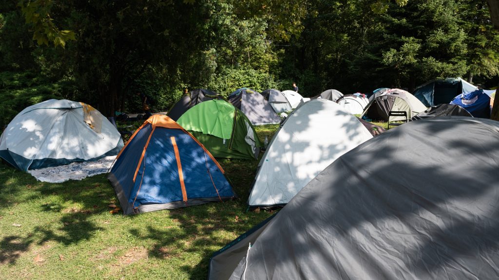 Letöltendőt kértek a francia mérnökre, aki egy 11 éves alvó kislányt zaklatott a Szigeten