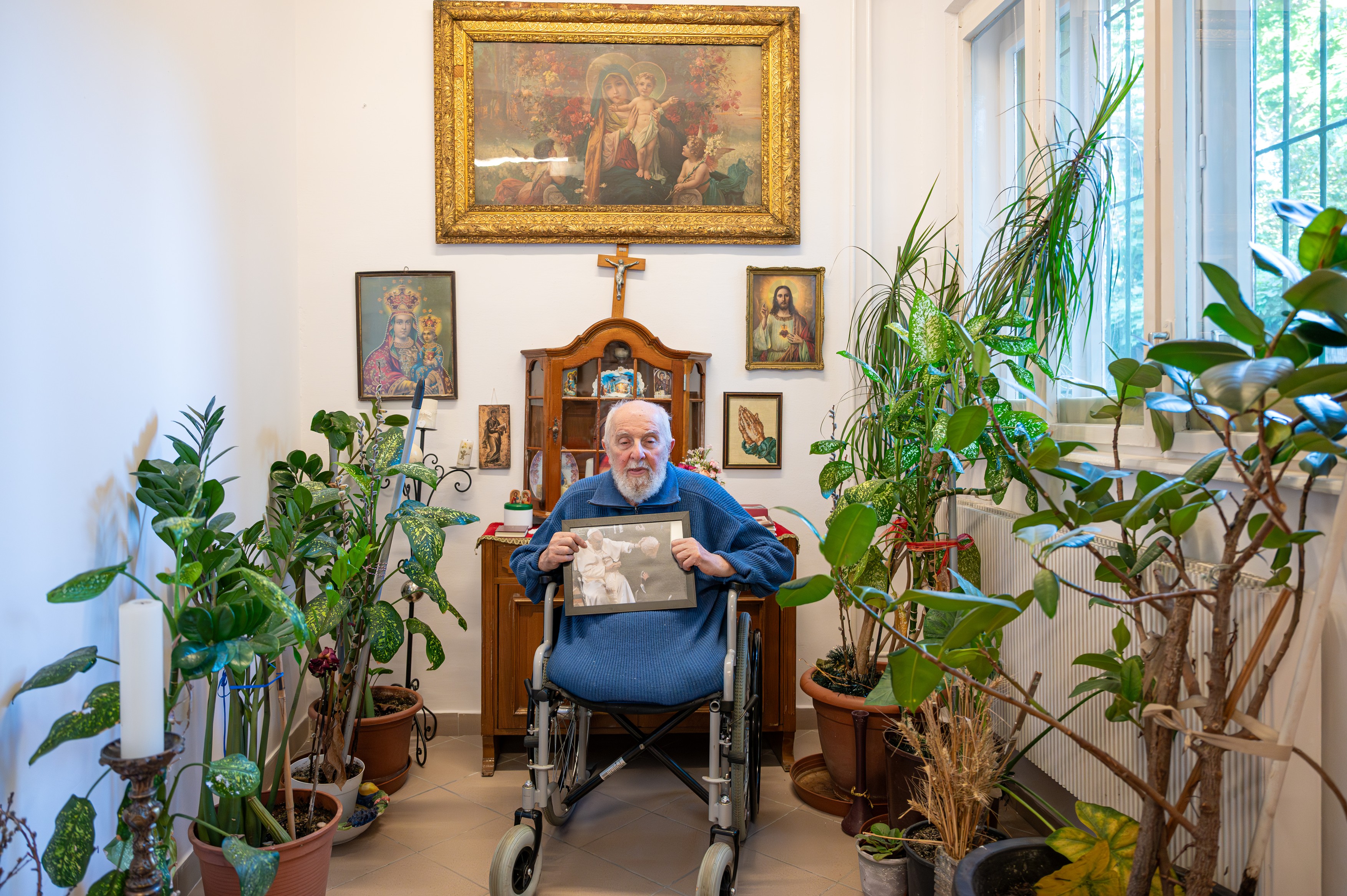 Így él Kardos Mihály, a szegedi hajléktalanok lábát vesztett papja, akinek kezet csókolt Ferenc pápa