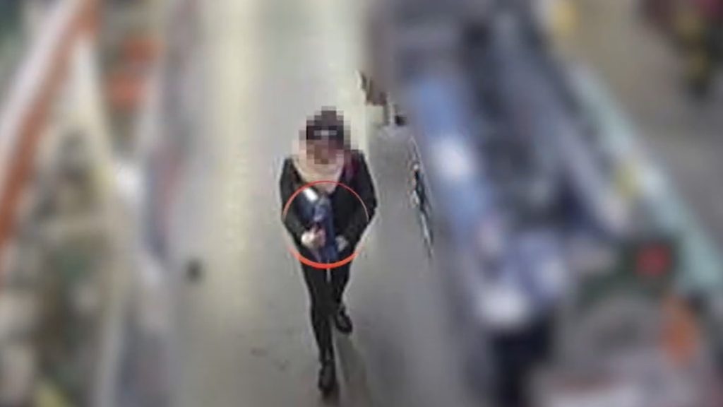 Videón, ahogy ellop egy nő egy ütvefúró-csavarozót az OBI-ból