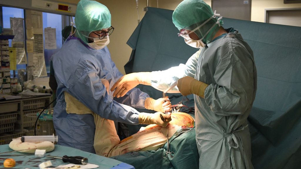A várólista nem nagyon csökken, a csipőműtétek árai a magánklinikákon viszont nőnek