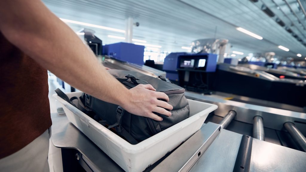 Így loptak a reptéri átvizsgálást végző hivatalnokok – videó