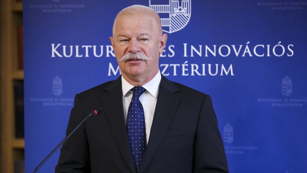 Miniszter: A kormány óriási forrásokat csoportosít az oktatásba