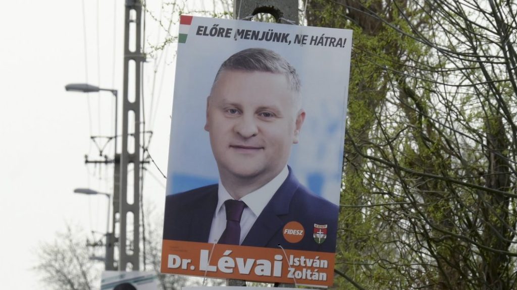 Órákon át várták az újságírók, mégsem állt a nyilvánosság elé a Fidesz lebukott politikusa