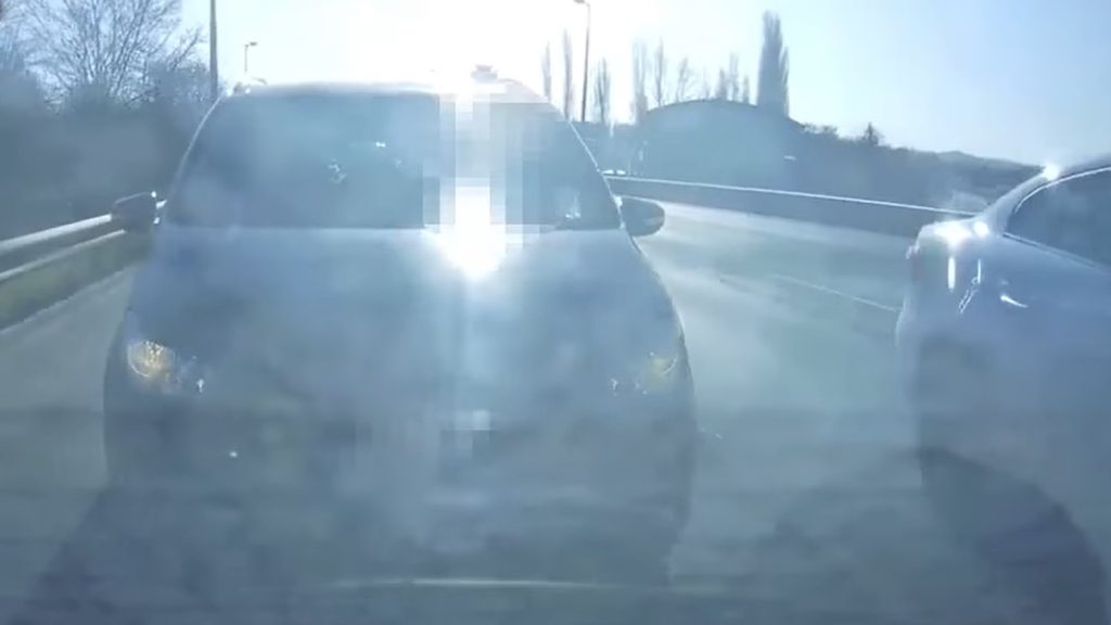 Videón, ahogy dühében direkt nekimegy az előtte lévő kocsinak egy lányával és unokájával közlekedő sofőr