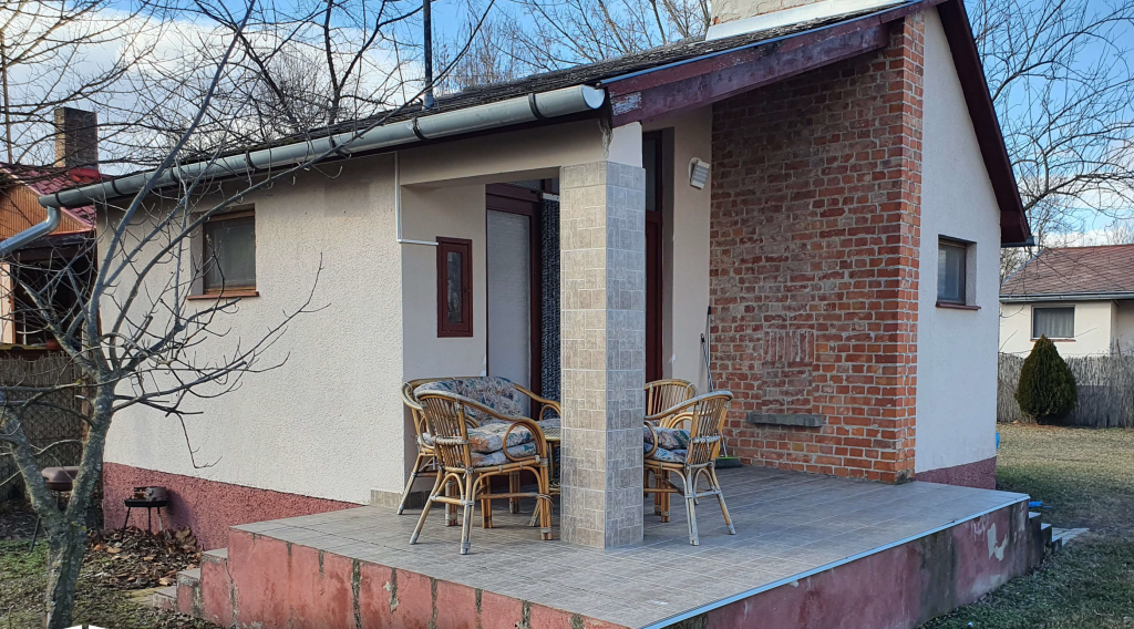 Prostituáltként dolgoztatta az öt osztályt végzett ismerősét egy férfi a szeretőjével