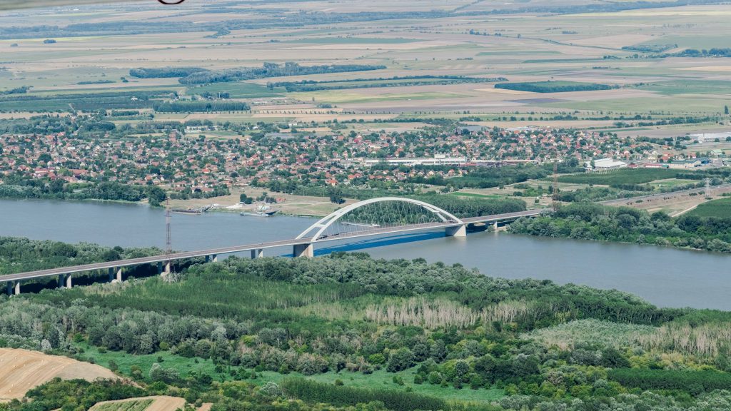 Dunába akart ugrani a hídról egy fiatal nő, miután szakított vele a párja